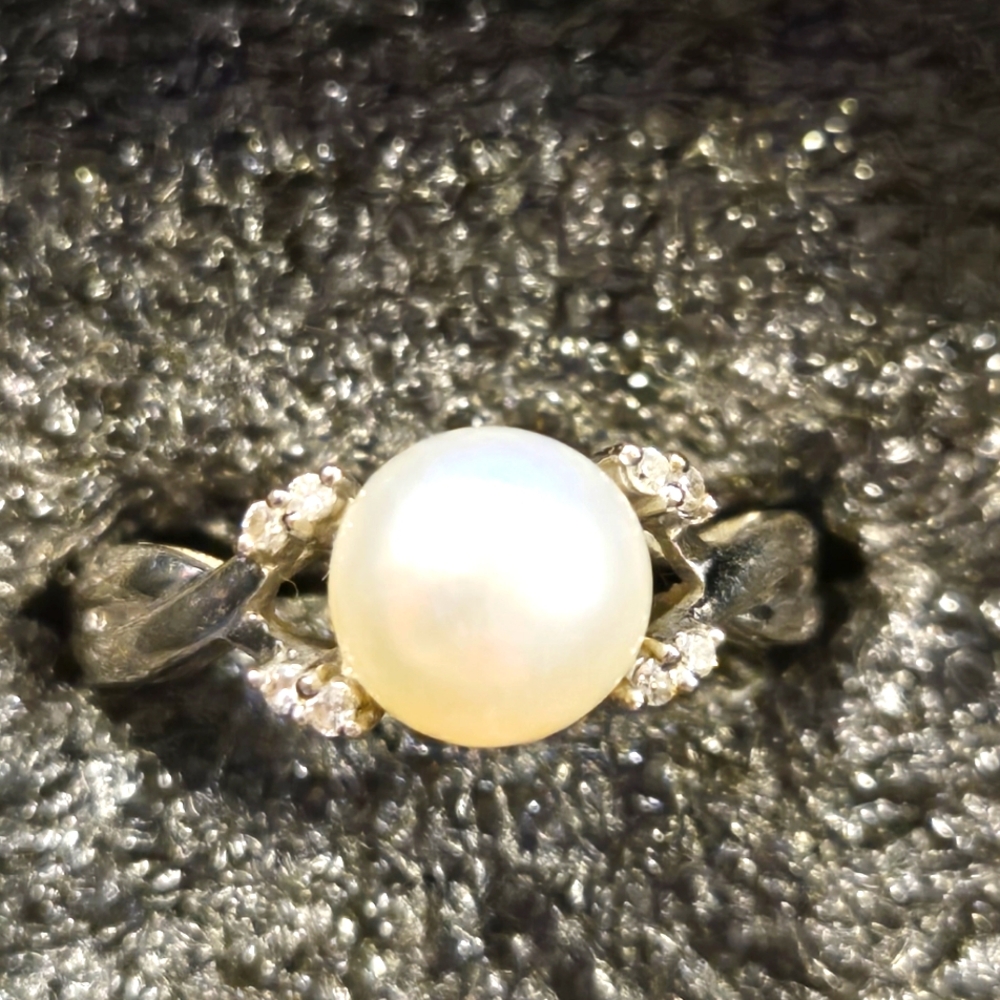 Pearl ring with diamond accents 10k wg size 7